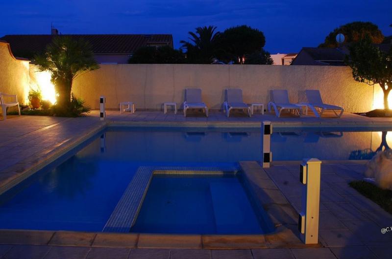 MUR Adèle piscine nuit MUR Adèle piscine nuit